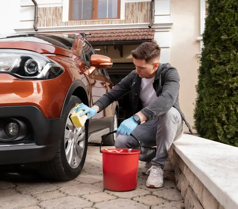 Lavage auto à domicile Razès : professionnel intervenant sur un véhicule